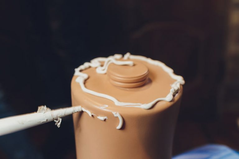 Will Silicone Stick to Plastic? » House Trick